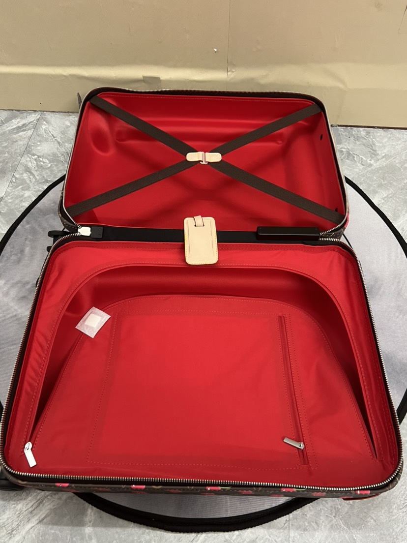 LV luggage-3