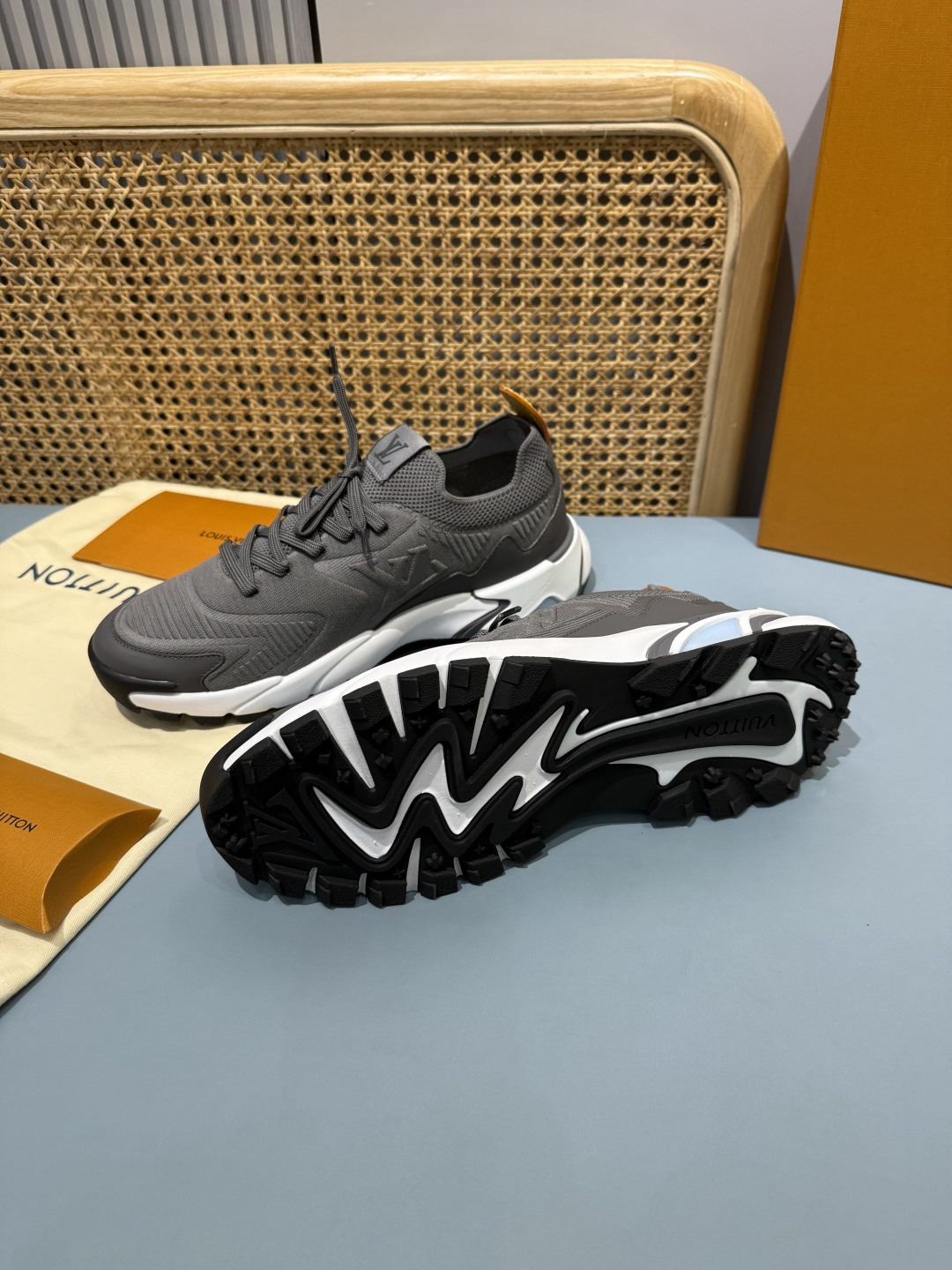 Lv Sneakers-180
