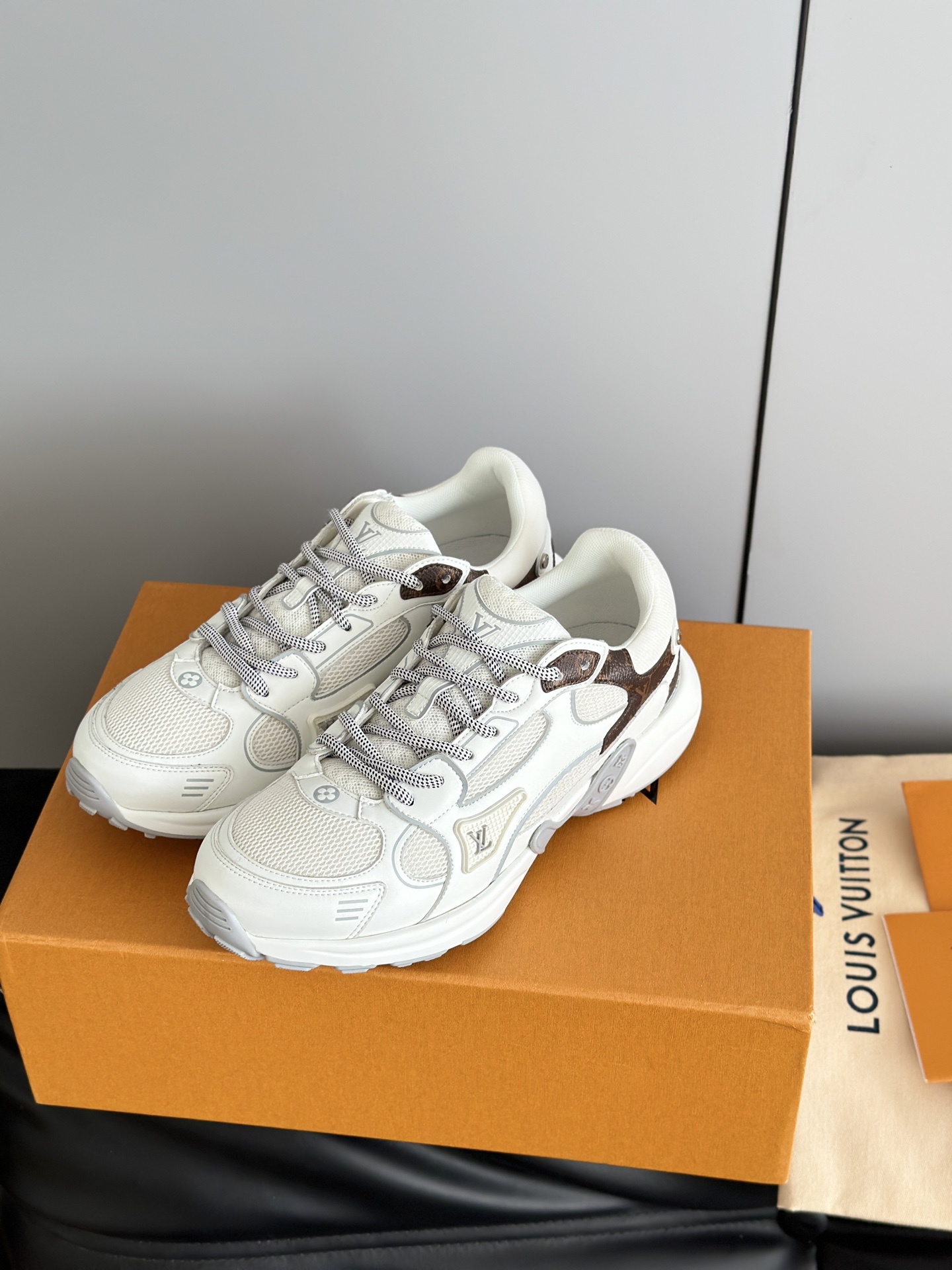 Lv Sneakers-206