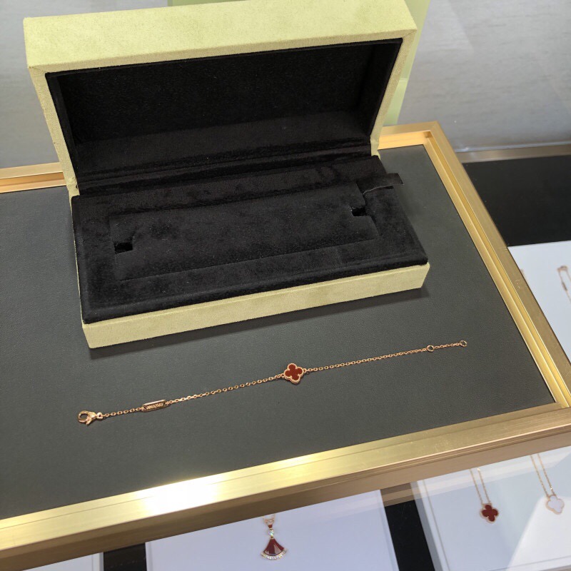 Van Cleef & Arpels Bracelet-39