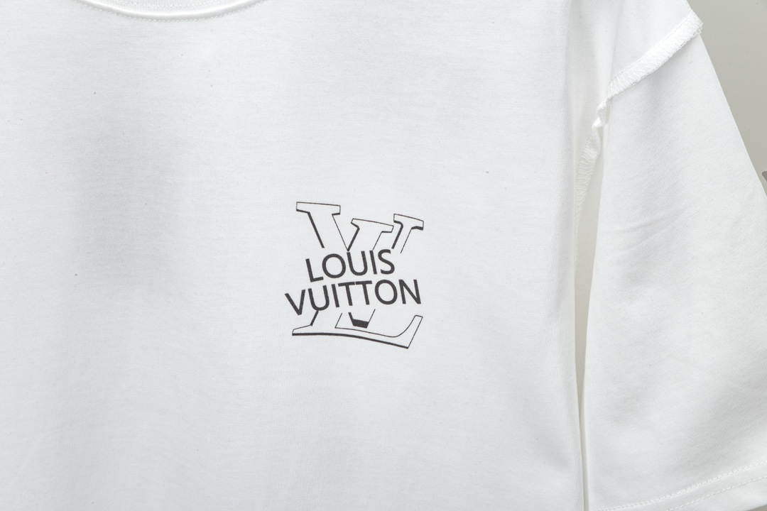 LV clothing-107