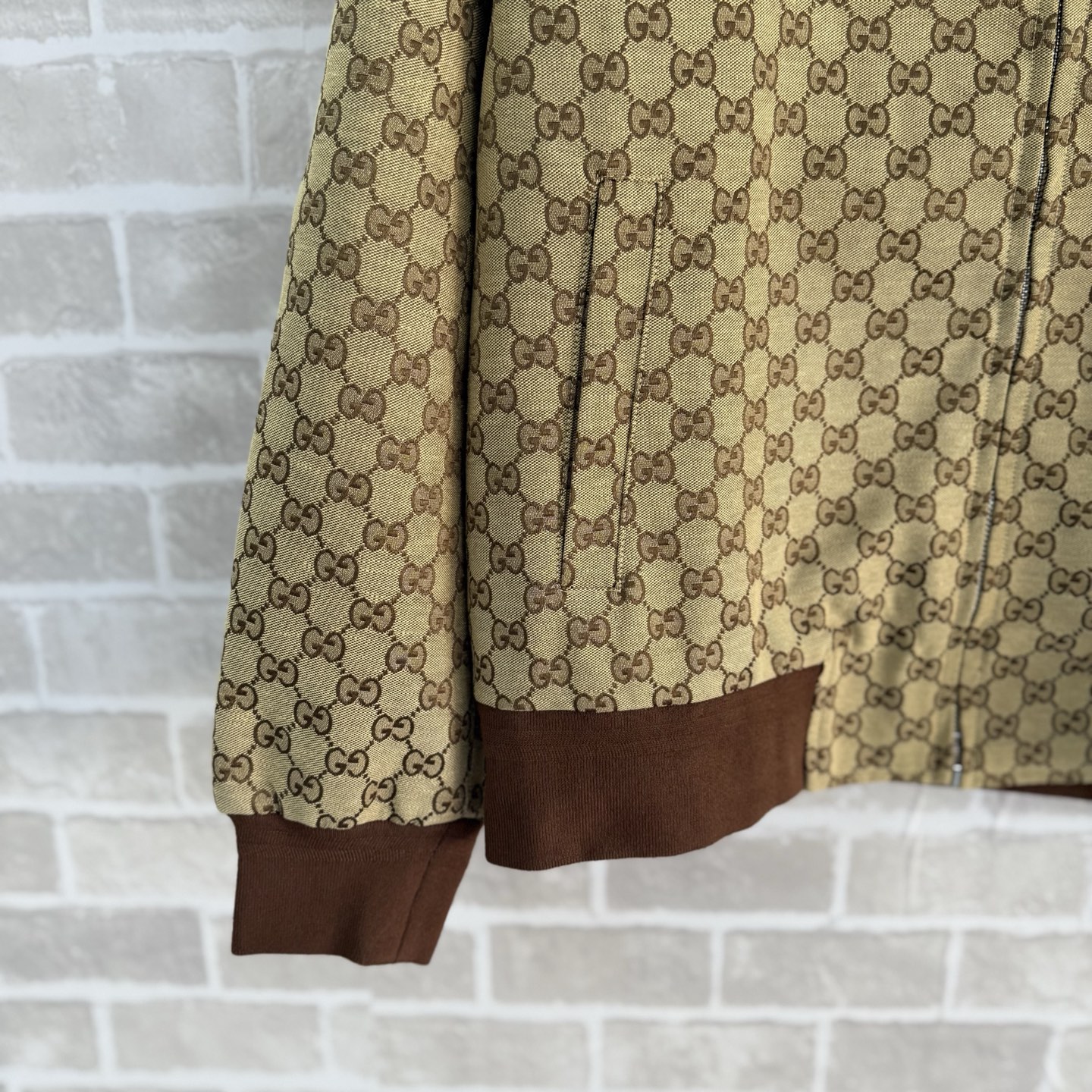Gucci Clothing-121