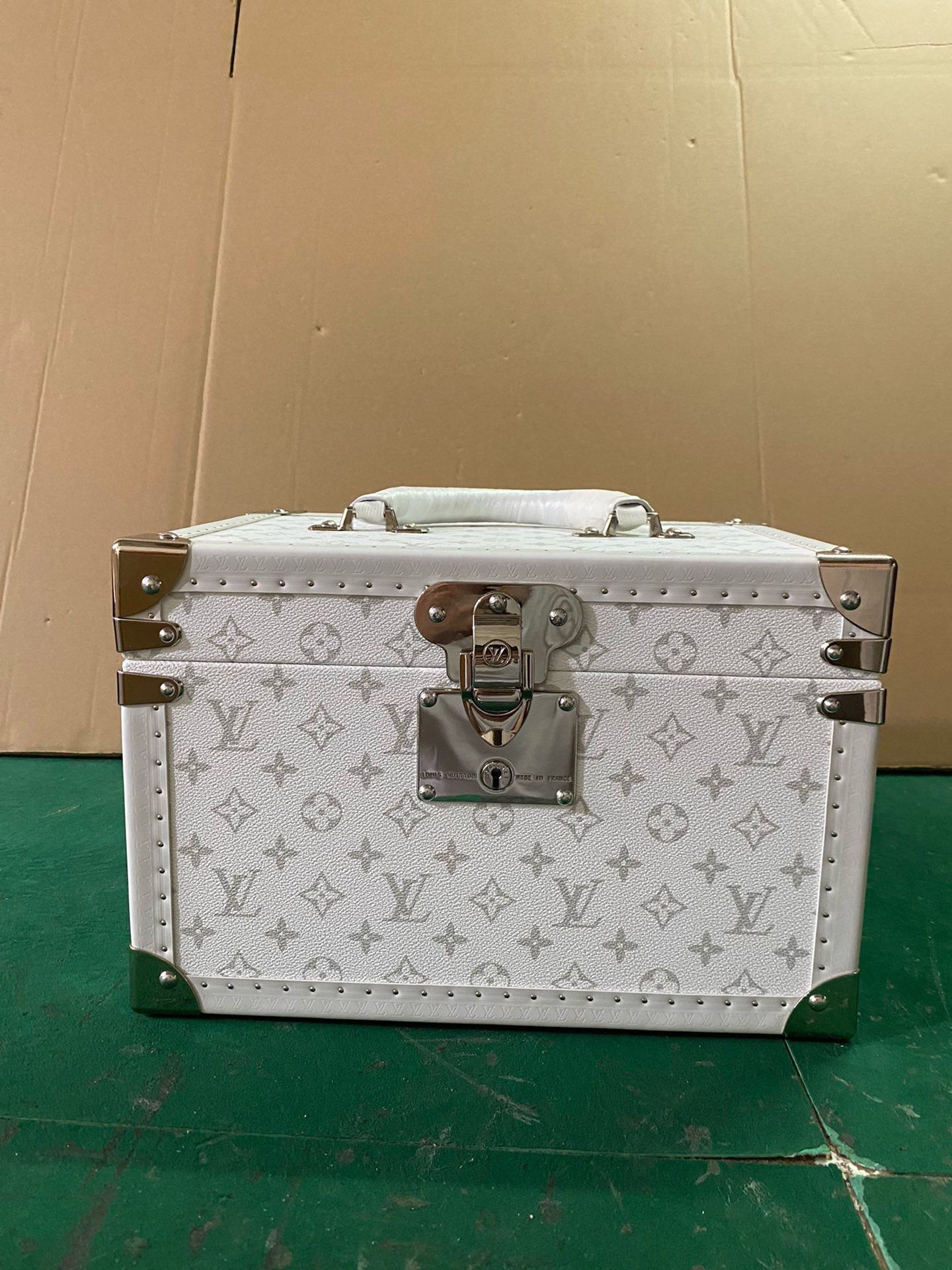 LV luggage-1