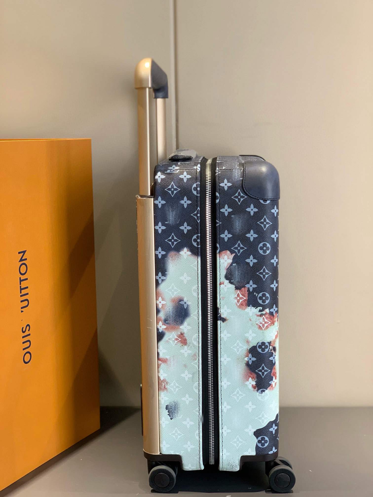 LV luggage-12