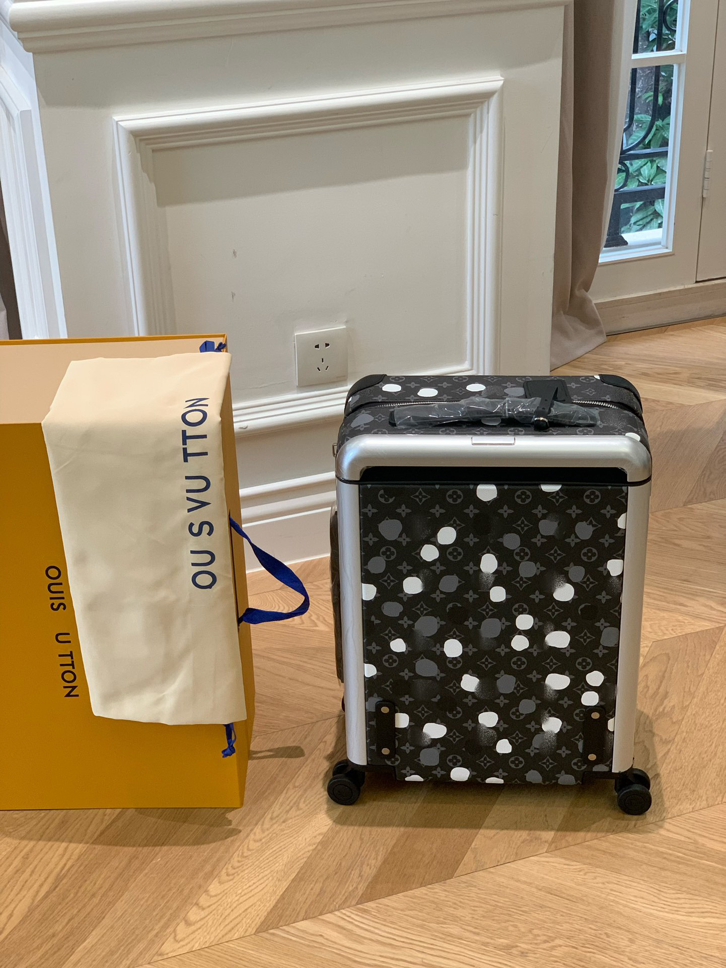 LV luggage-59