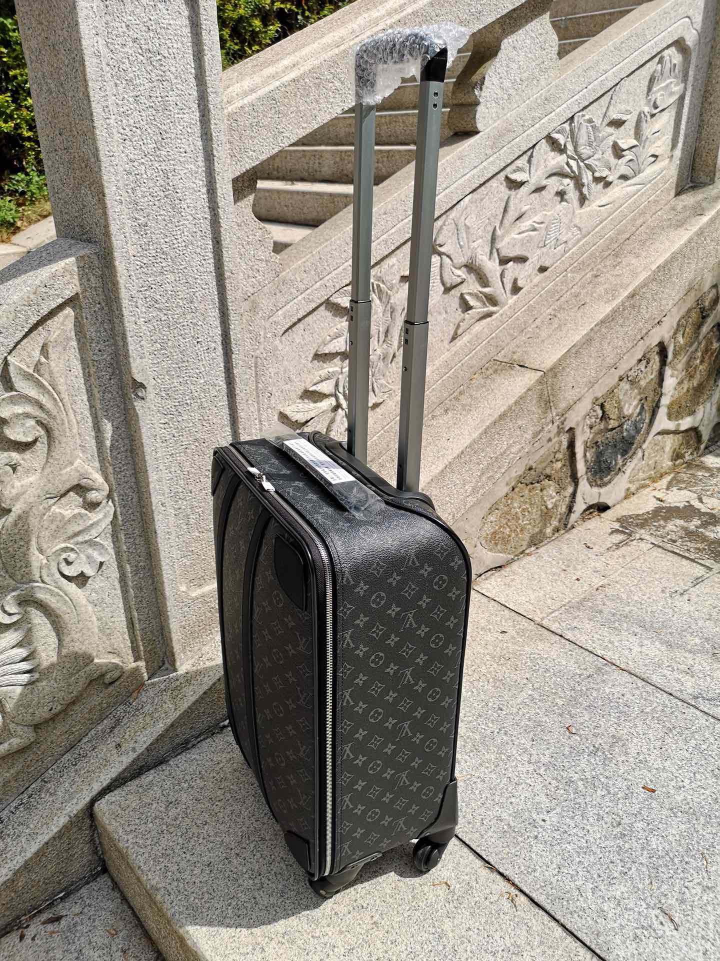 LV luggage-88