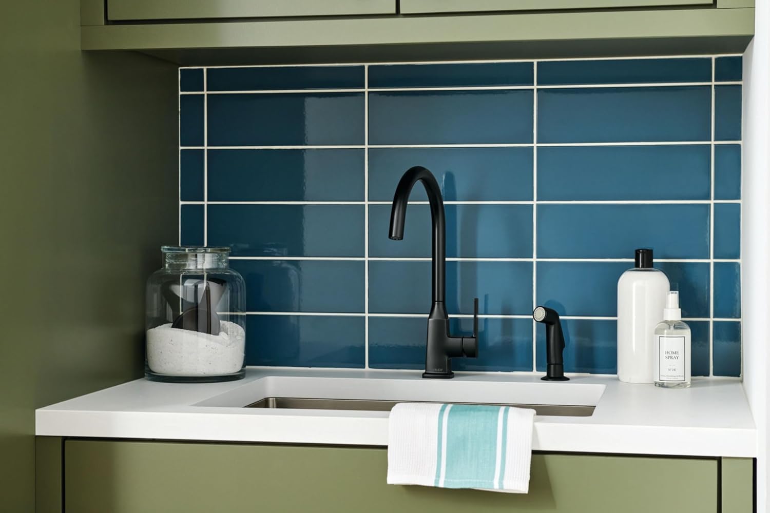 Peerless Ezra Single-Handle Kitchen Sink Faucet with Side Sprayer, Stainless P199152LF-SS