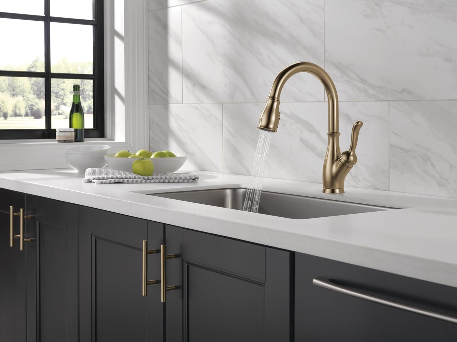Delta Leland Brushed Gold Kitchen Faucet with Pull Down Sprayer, Traditional Single Hole Kitchen Sink Faucet, Single Handle, Champagne Bronze 9178-CZ-DST