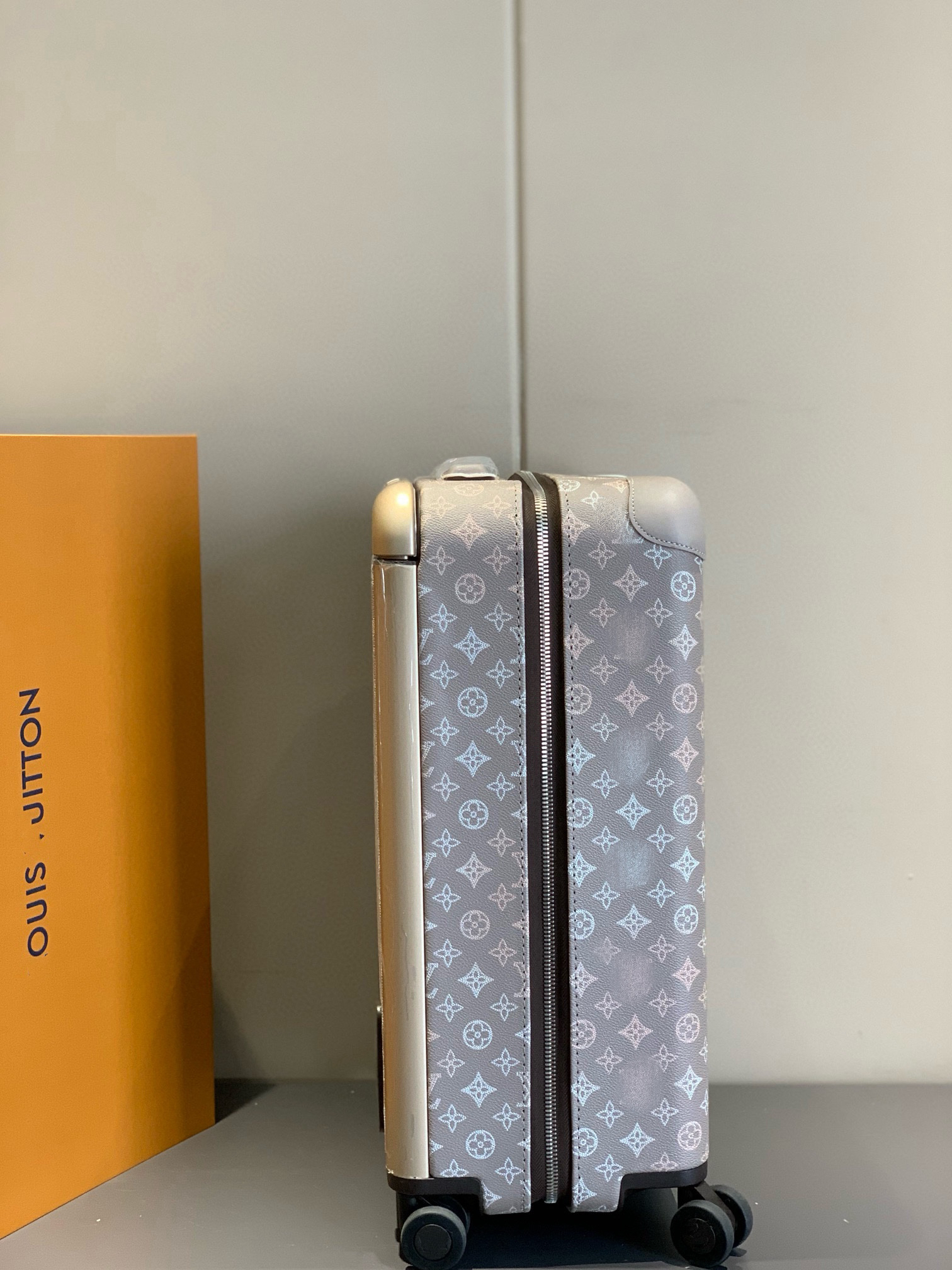 LV luggage-14