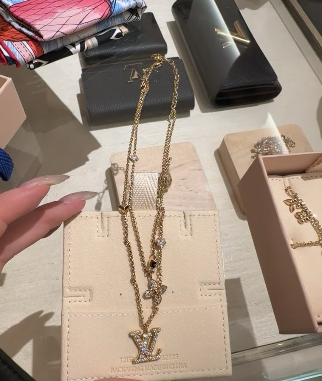 LV necklace-38