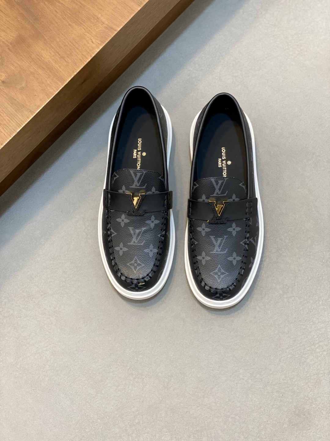 Lv Sneakers-101