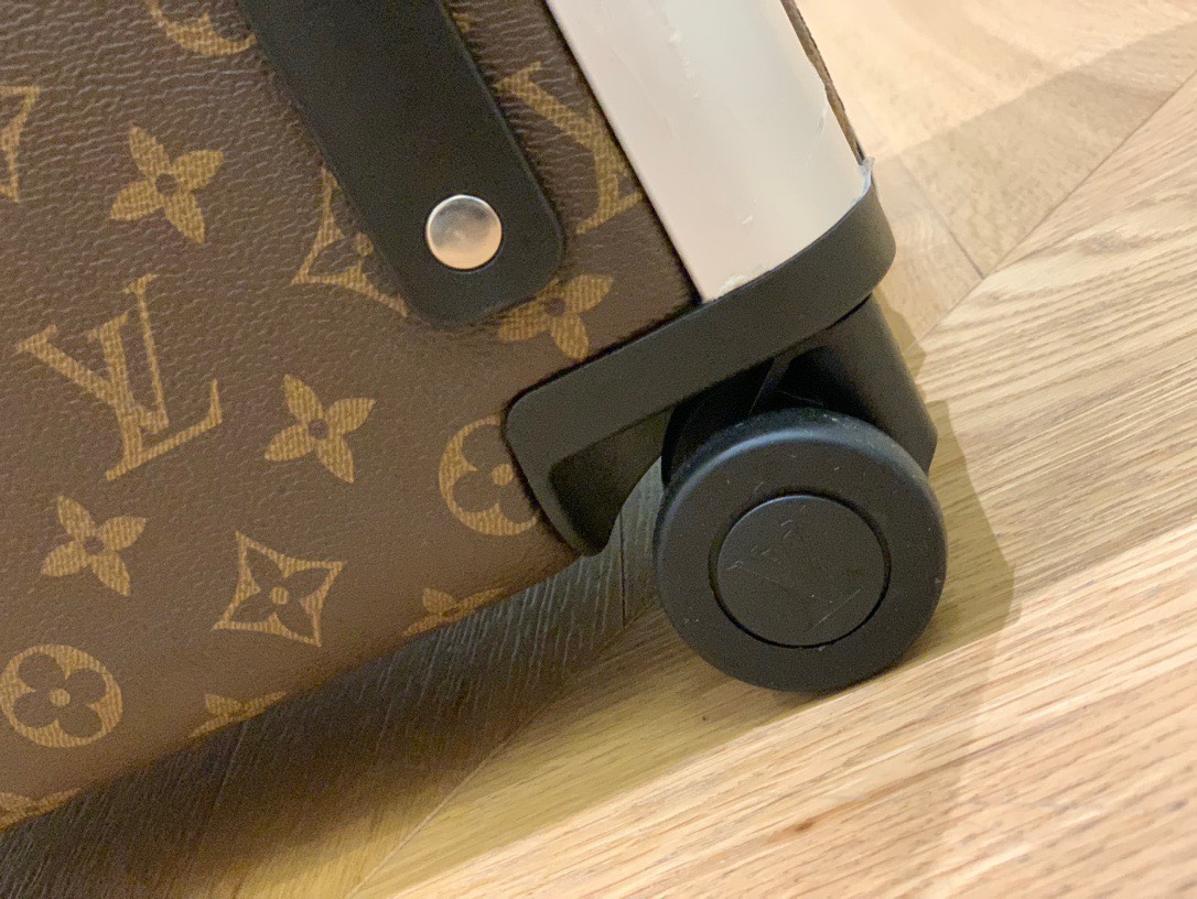 LV luggage-4
