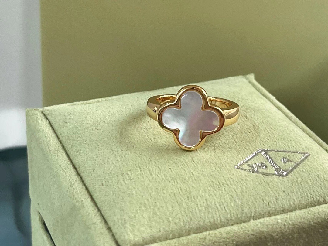 Van Cleef & Arpels ring-93
