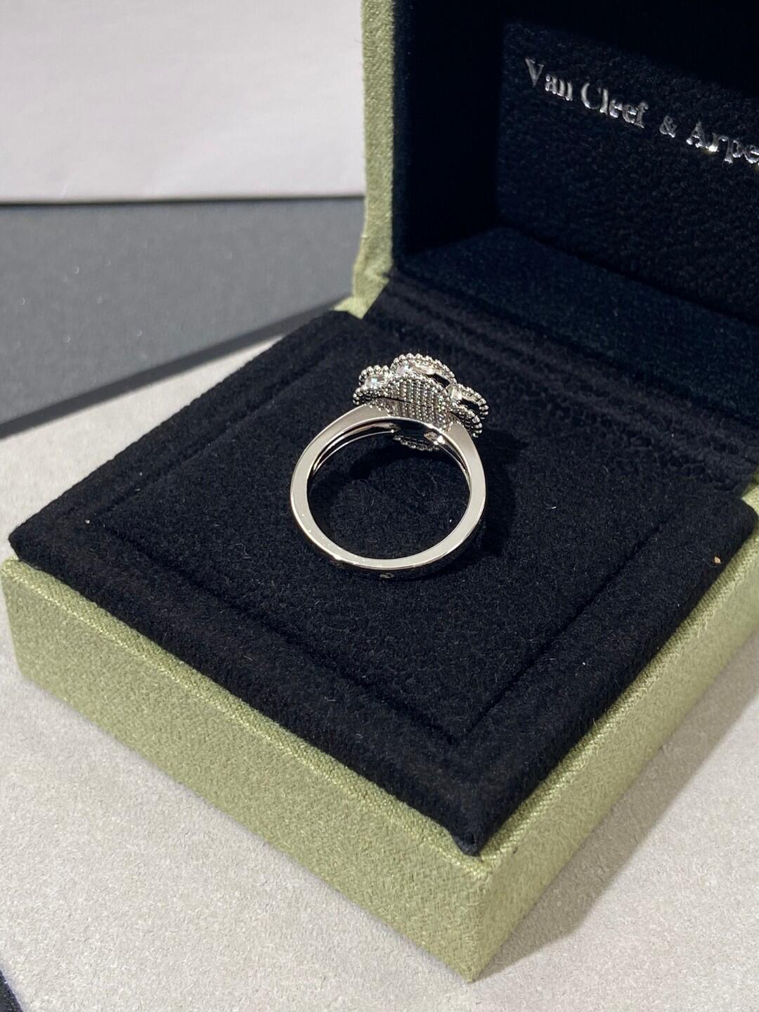 Van Cleef & Arpels ring-35