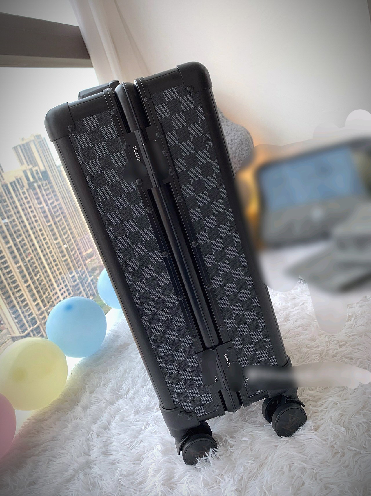 LV luggage-101