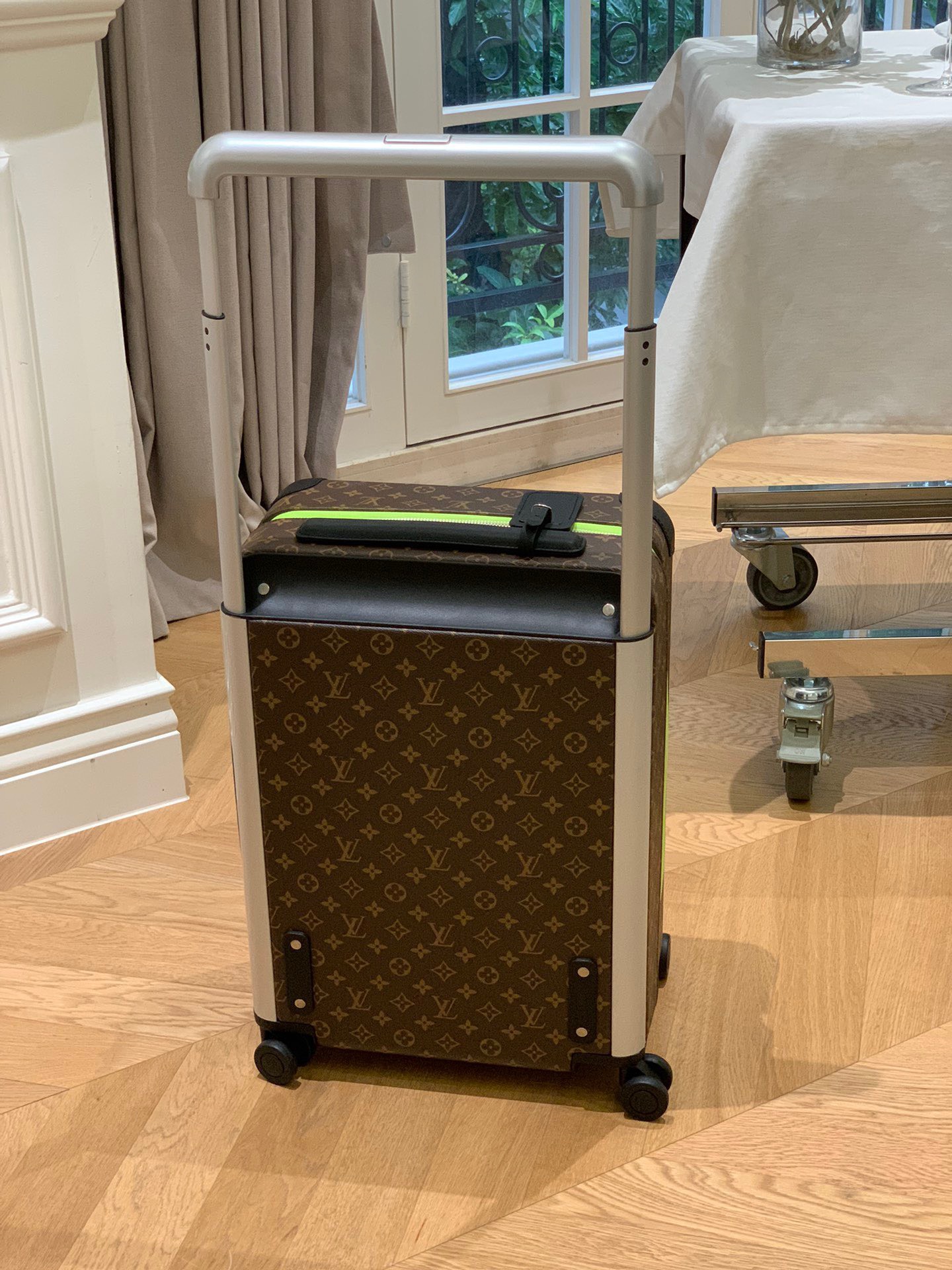 LV luggage-4