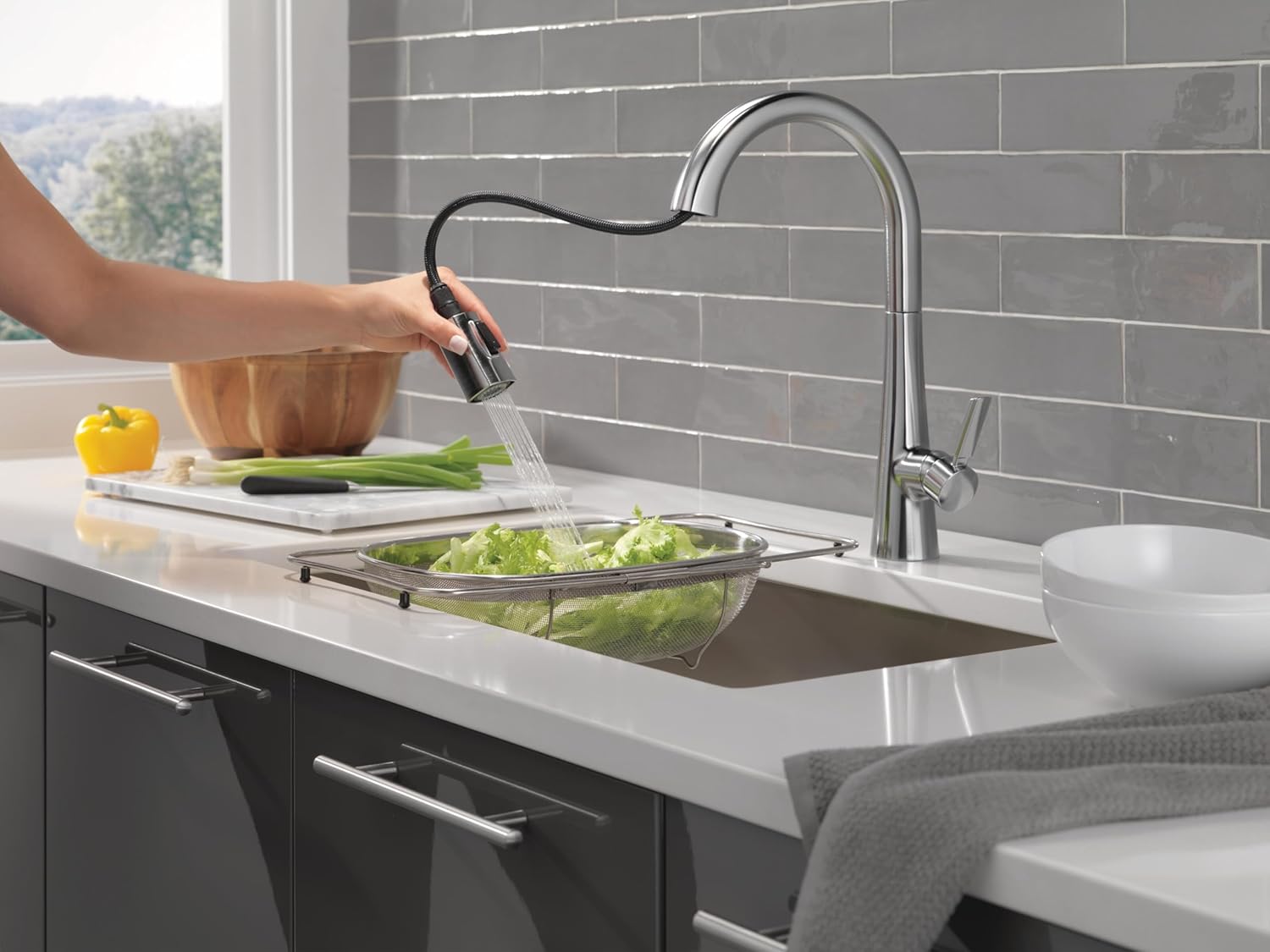 Delta Faucet Monrovia Brushed Nickel Kitchen Faucet, Kitchen Faucets with Pull Down Sprayer, Kitchen Sink Faucet with Magnetic Docking, Lumicoat Arctic Stainless 9191-AR-PR-DST
