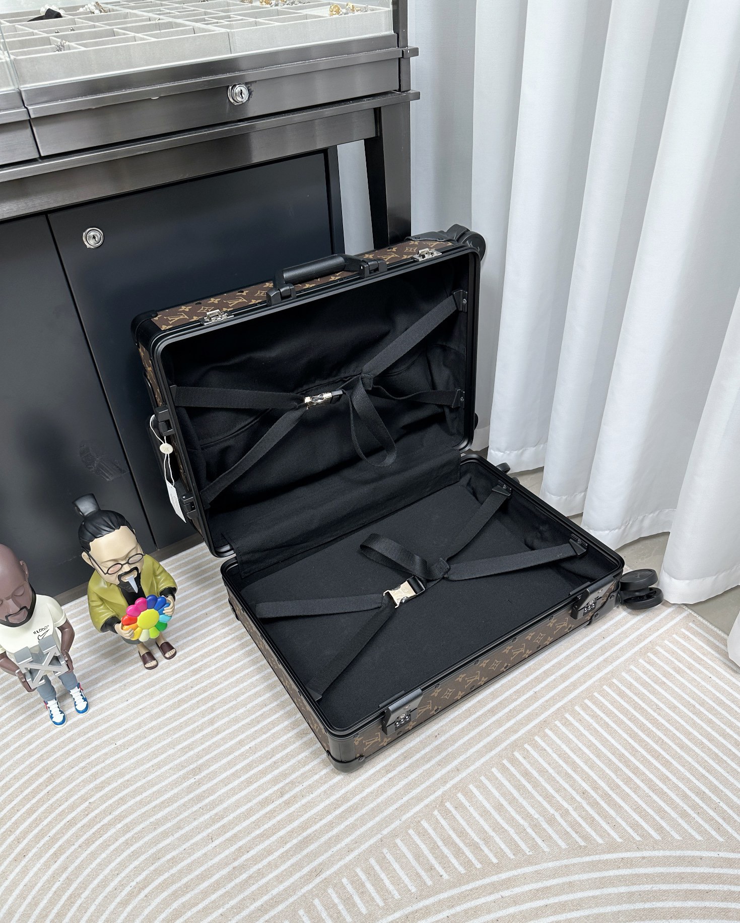 LV luggage-95