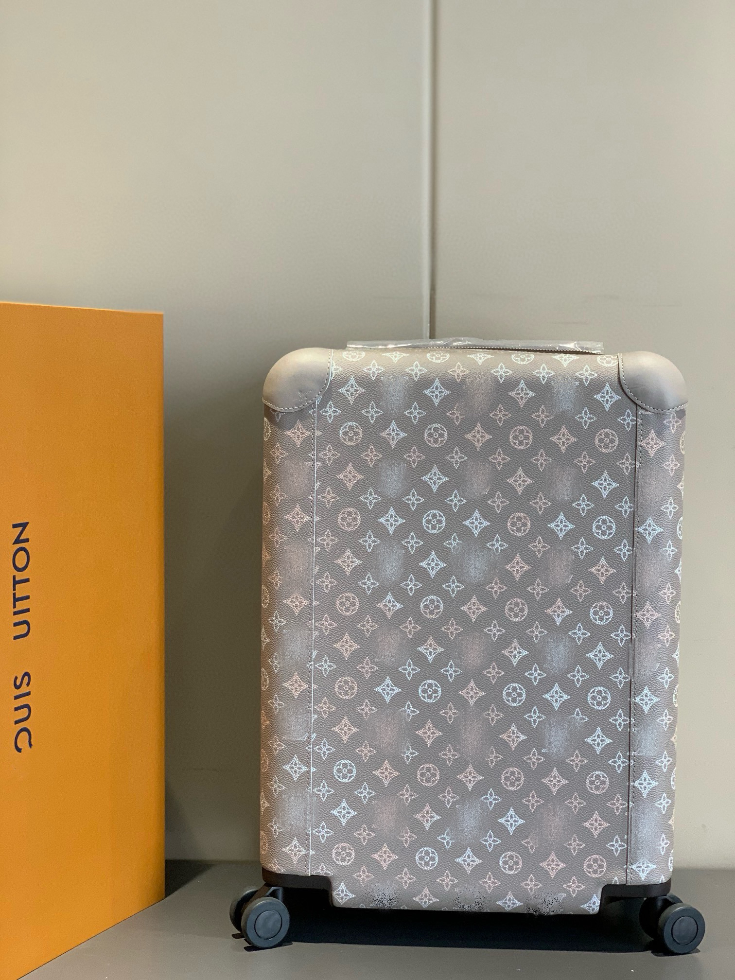 LV luggage-14