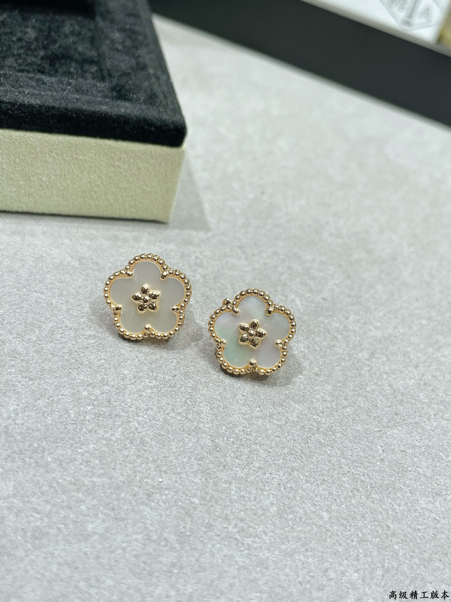 Van Cleef & Arpels earring-50
