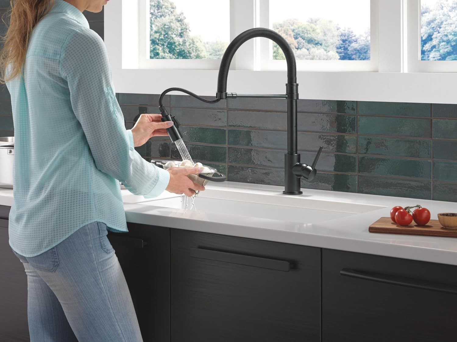 Delta Trinsic Pro Style Commercial Kitchen Faucet with Pull Down Sprayer, Single Hole Matte Black Kitchen Sink Faucet, Single Handle, Matte Black 9659-BL-DST
