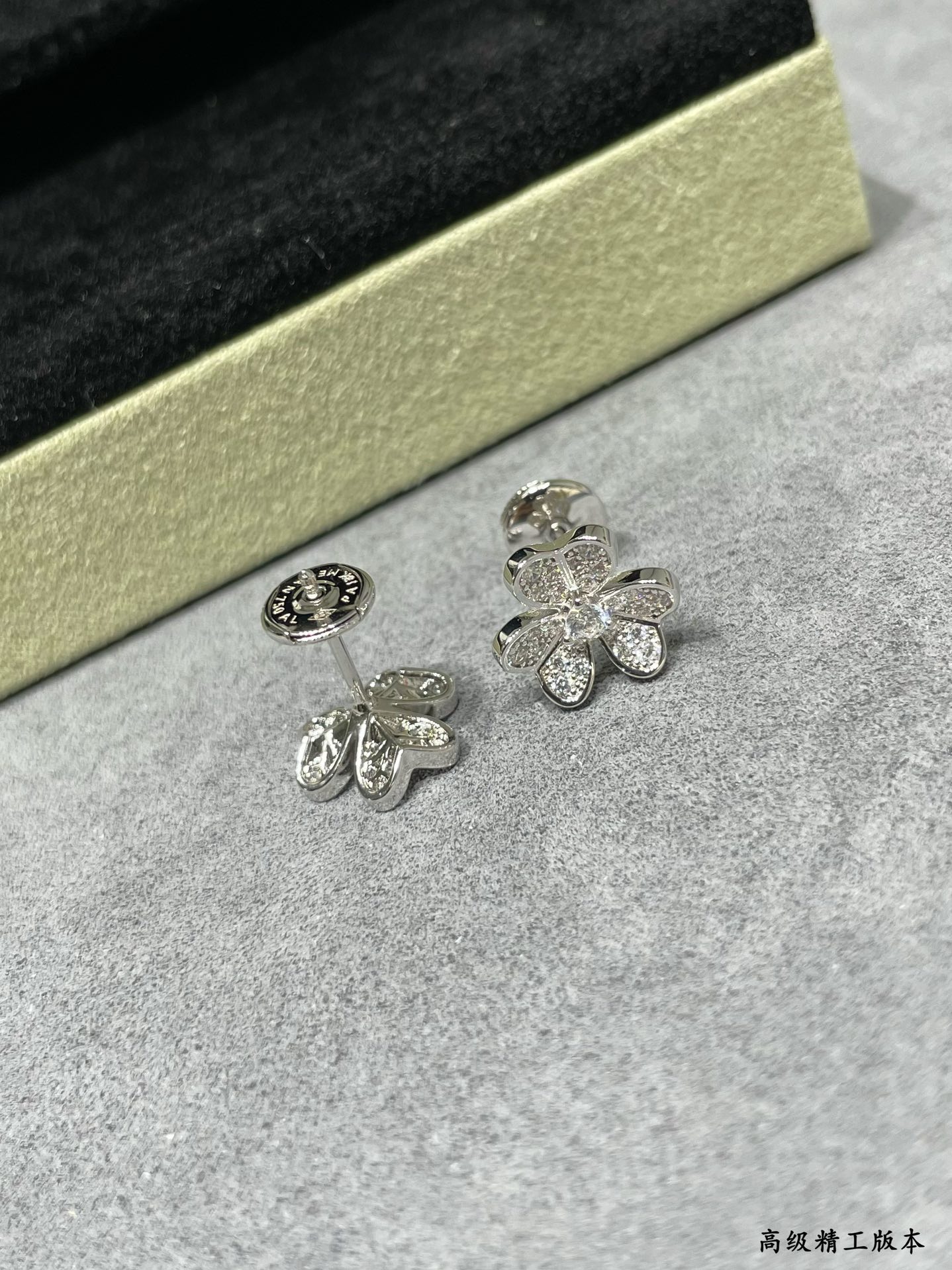 Van Cleef & Arpels earring-79