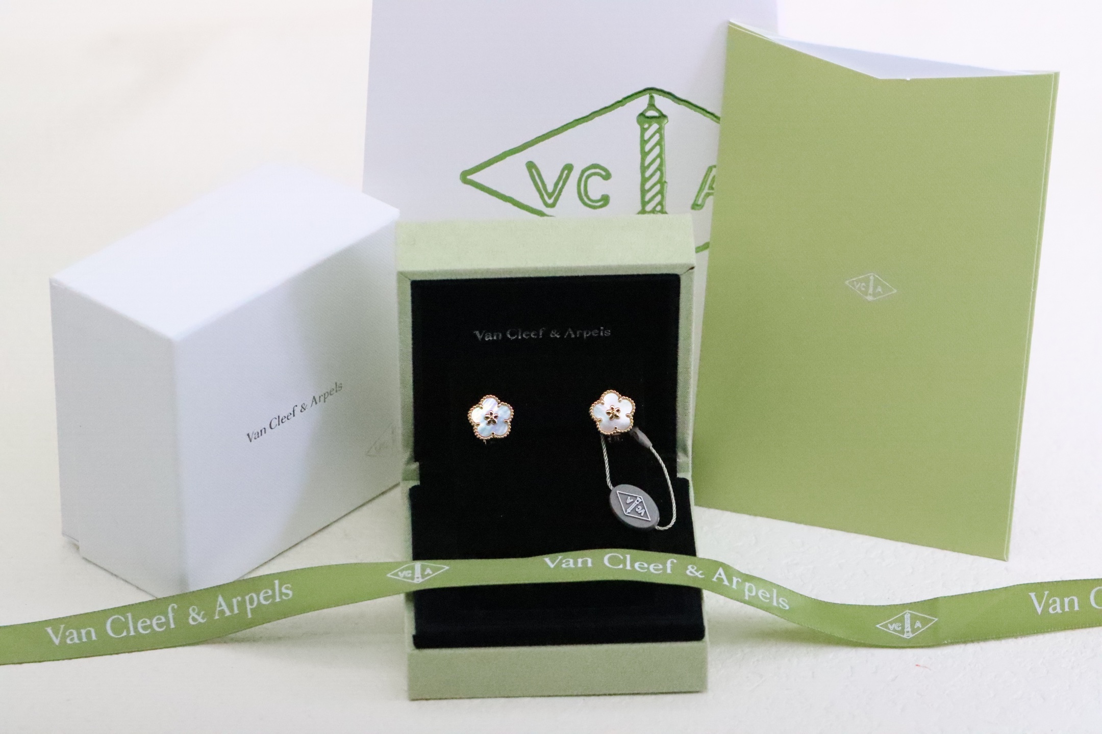 Van Cleef & Arpels earring-120