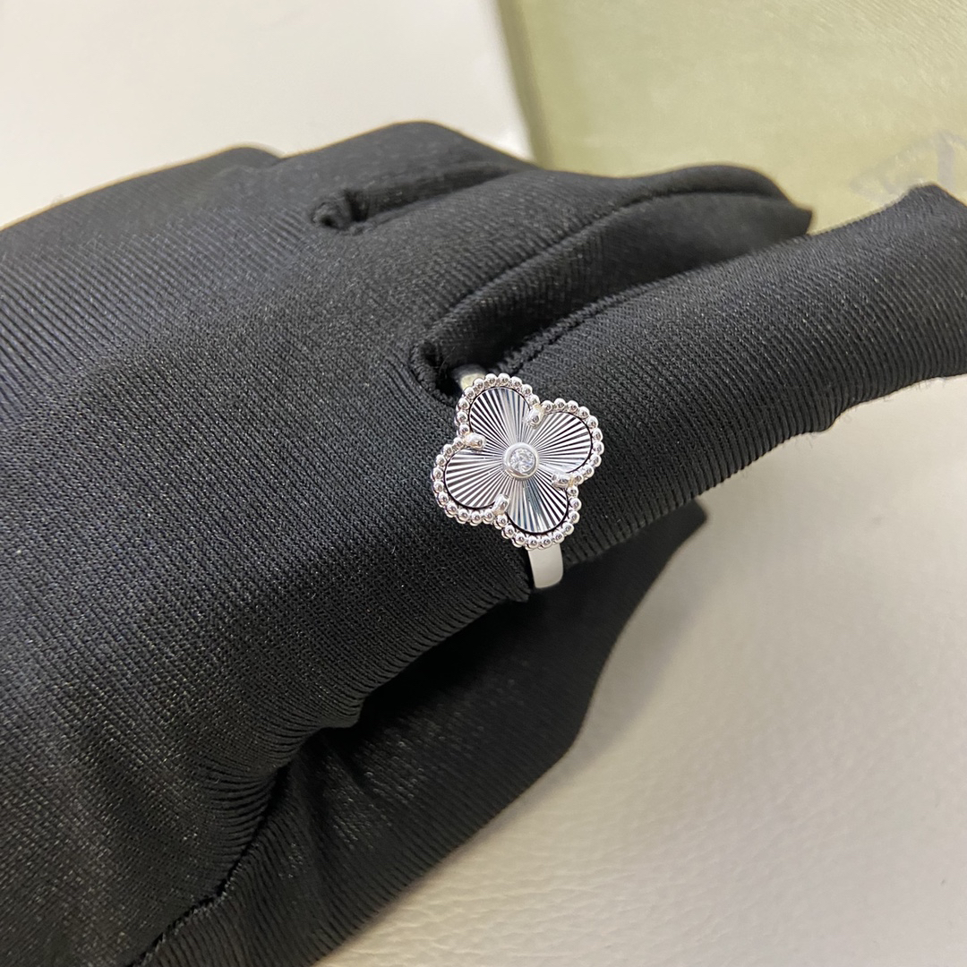 Van Cleef & Arpels ring-80