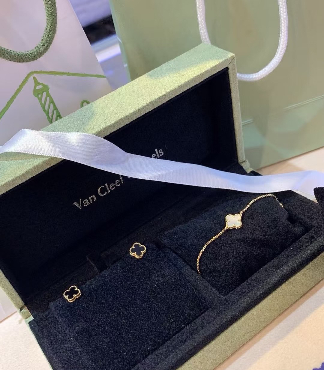 Van Cleef & Arpels earring-29