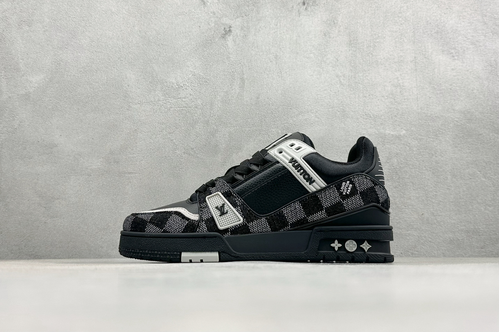 Lv Sneakers-250