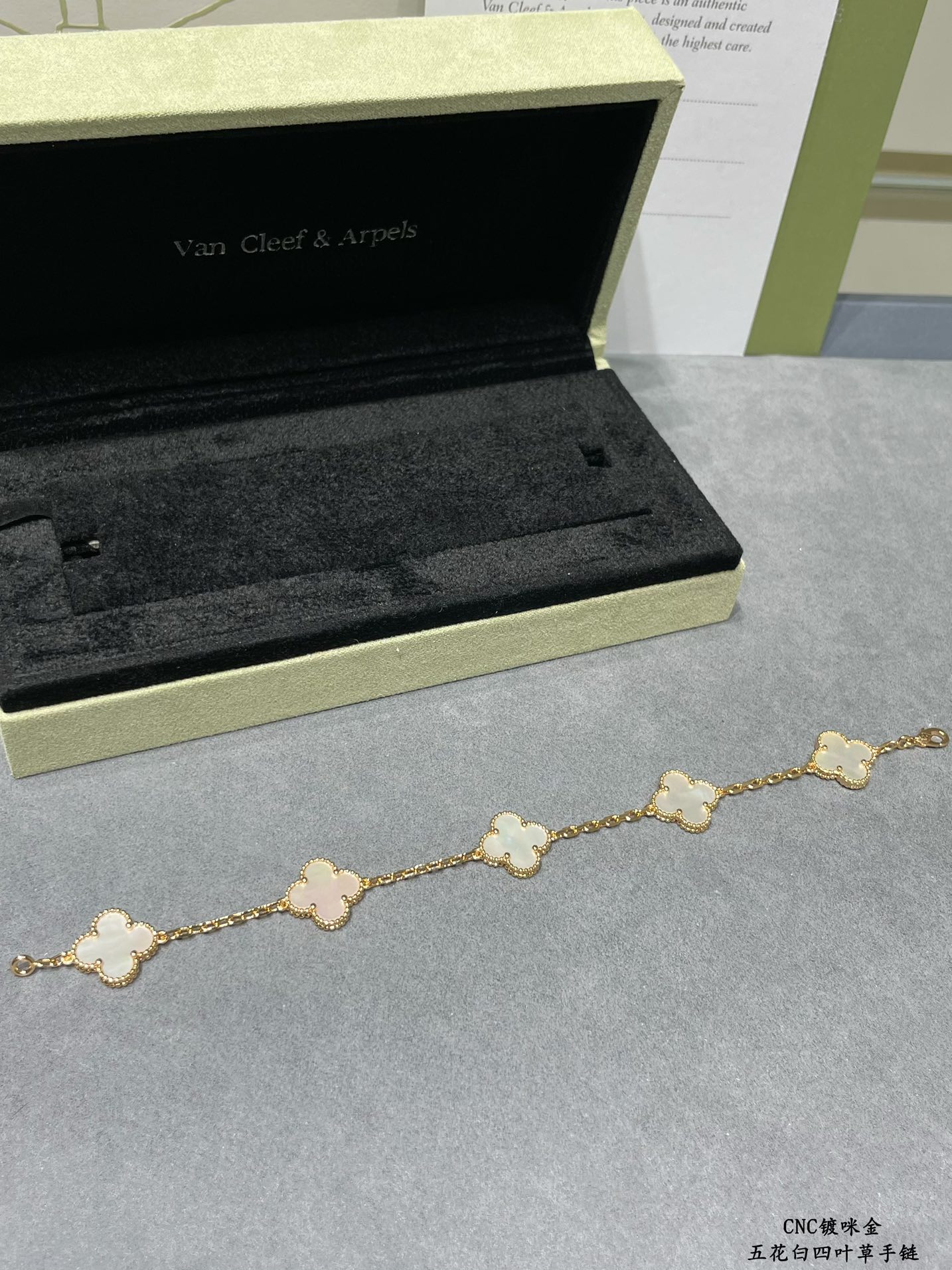 Van Cleef & Arpels Bracelet-102