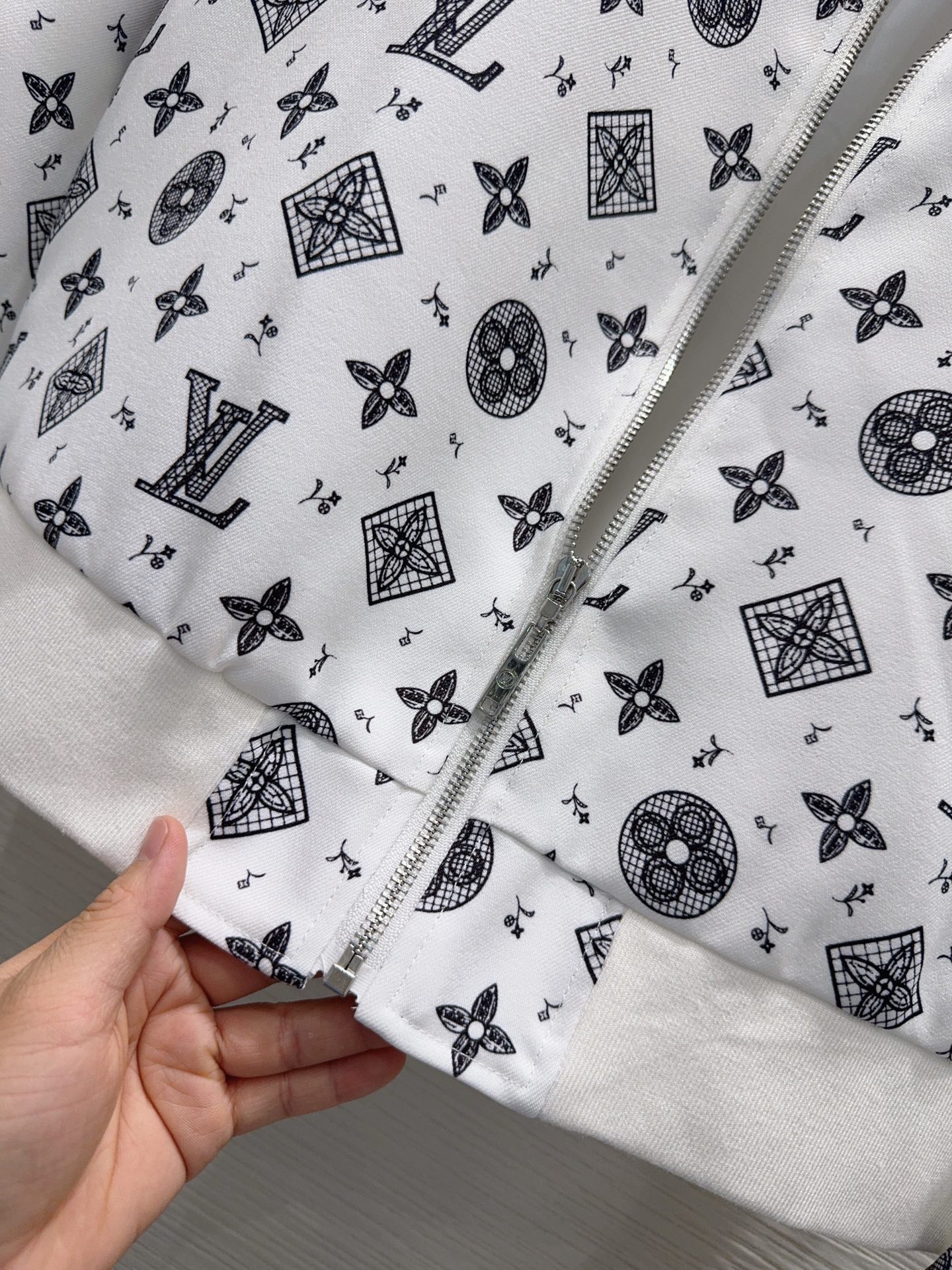 LV Clothing-324
