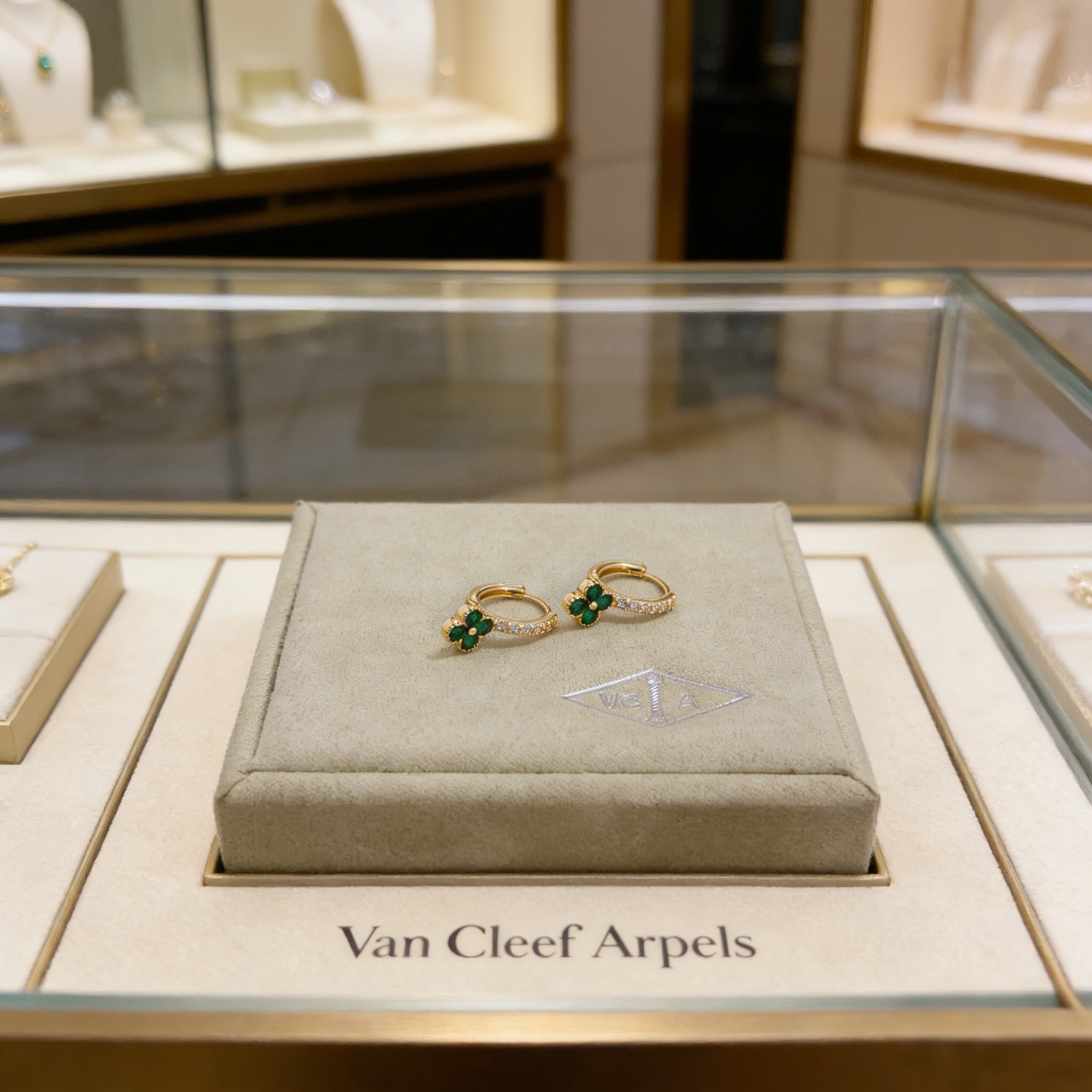 Van Cleef & Arpels earring-98