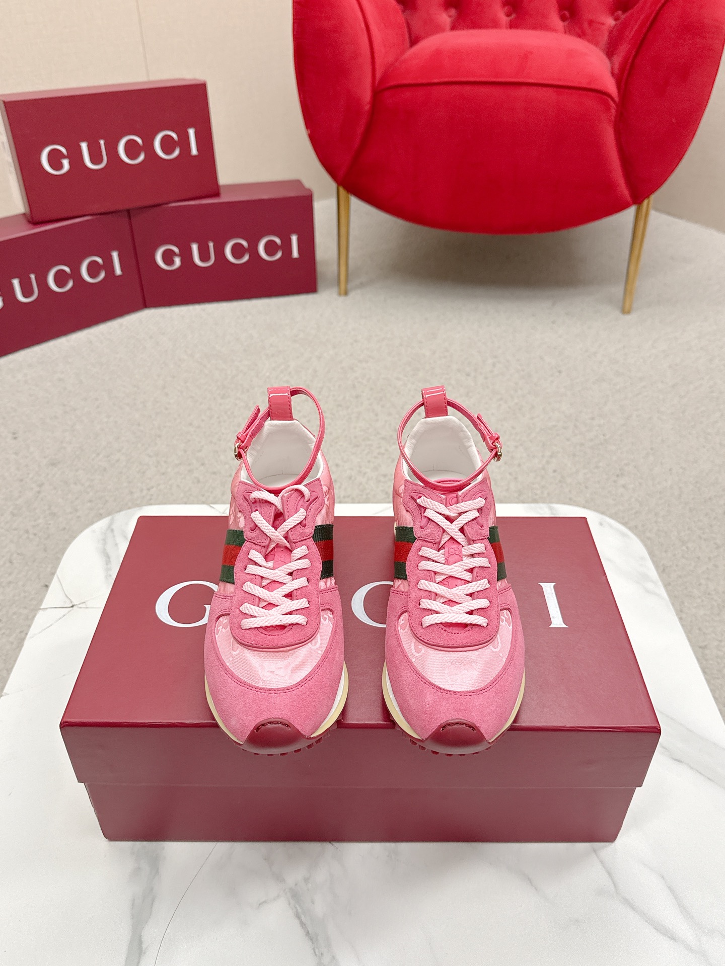 Gucci Sneakers-240