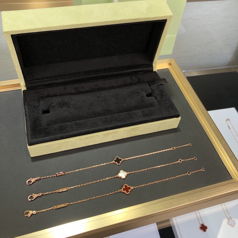 Van Cleef & Arpels Bracelet-39