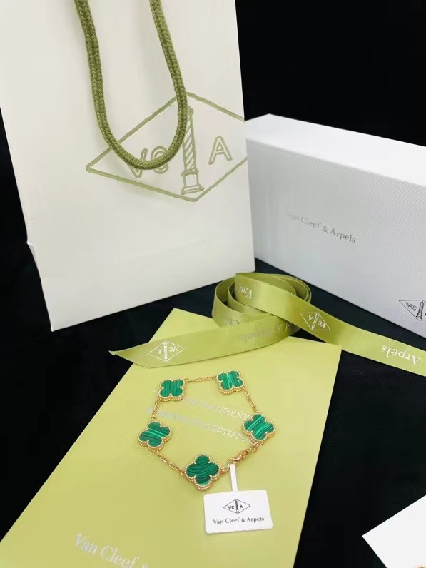 Van Cleef & Arpels Bracelet-16