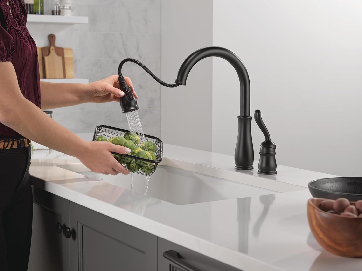 Delta Leland Matte Black Kitchen Faucet with Pull Down Sprayer, Traditional Single Hole Kitchen Sink Faucet, Single Handle, Matte Black 978-BL-DST