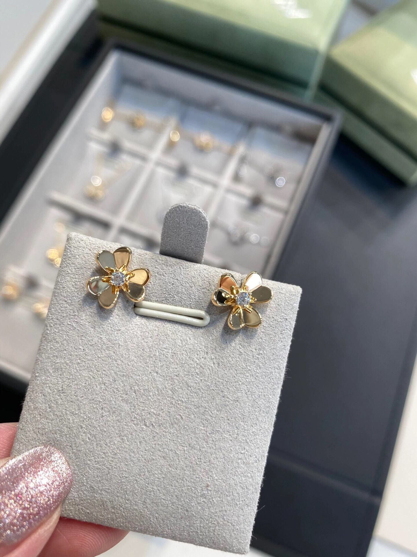 Van Cleef & Arpels earring-103