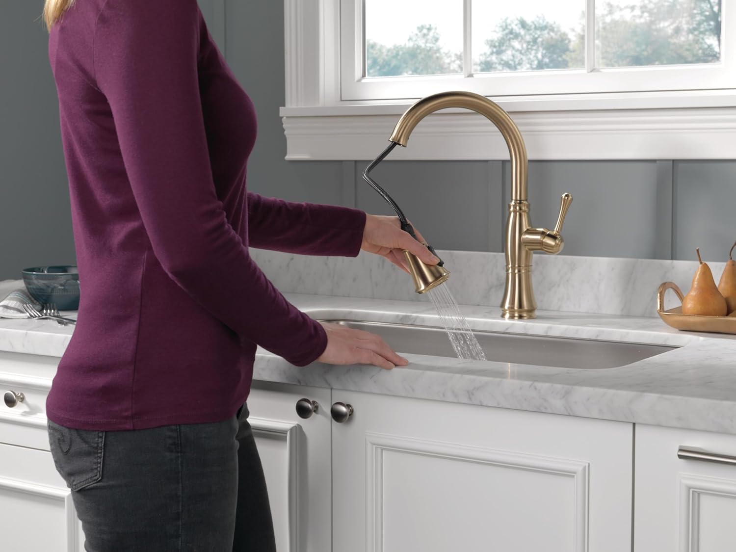 Delta Faucet Cassidy Gold Kitchen Faucet, Kitchen Faucets with Pull Down Sprayer, Kitchen Sink Faucet, Gold Faucet for Kitchen Sink with Magnetic Docking, Lumicoat Champagne Bronze 9197-CZ-PR-DST
