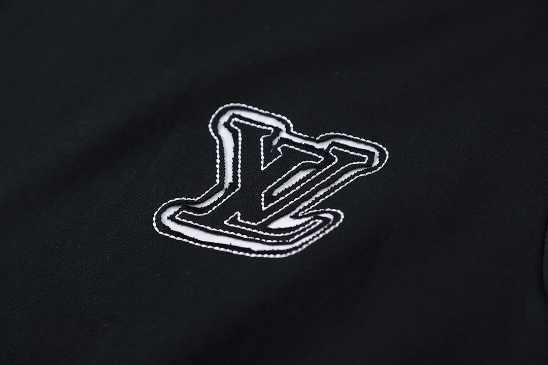 LV clothing-188