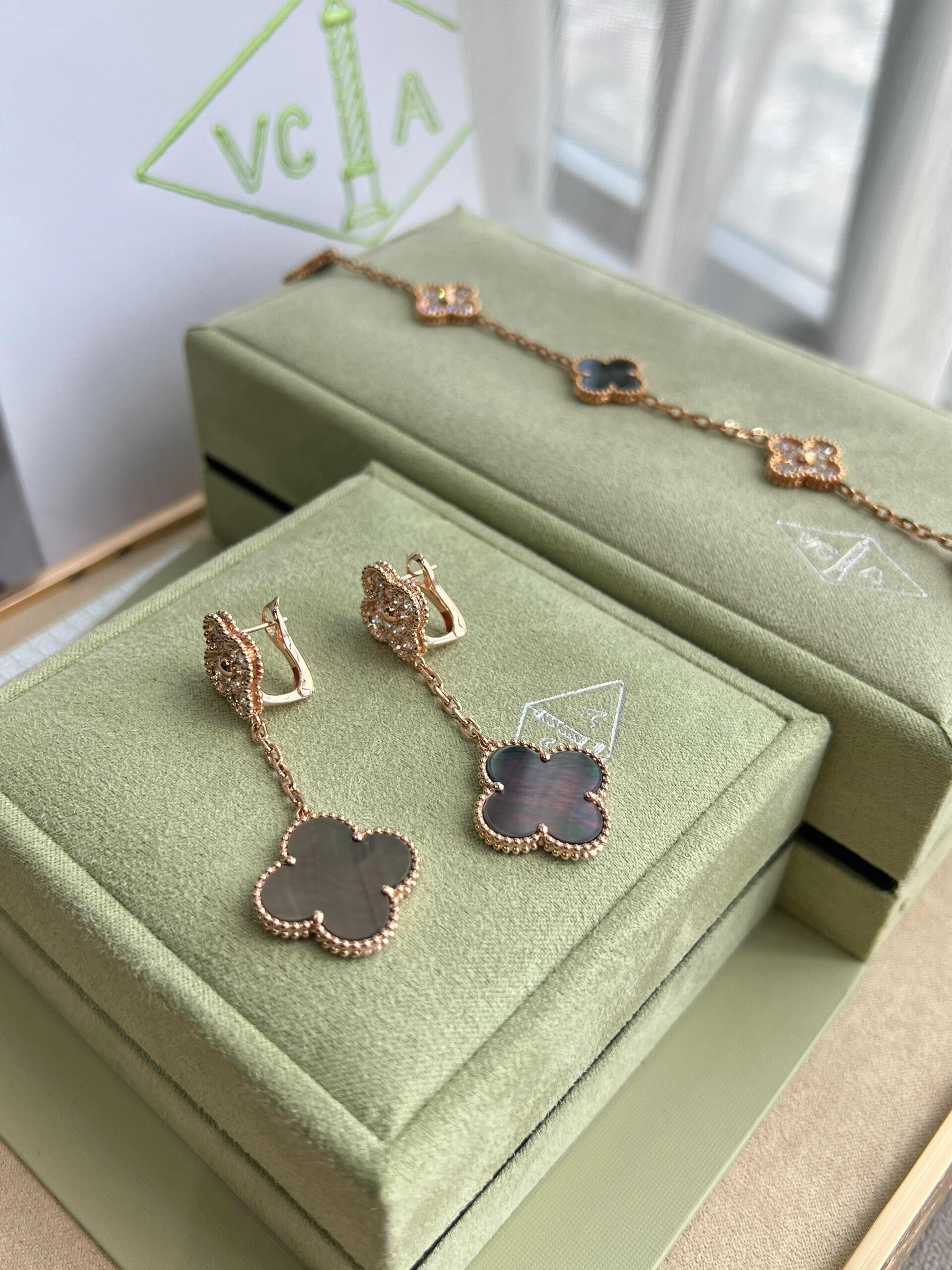 Van Cleef & Arpels earring-94