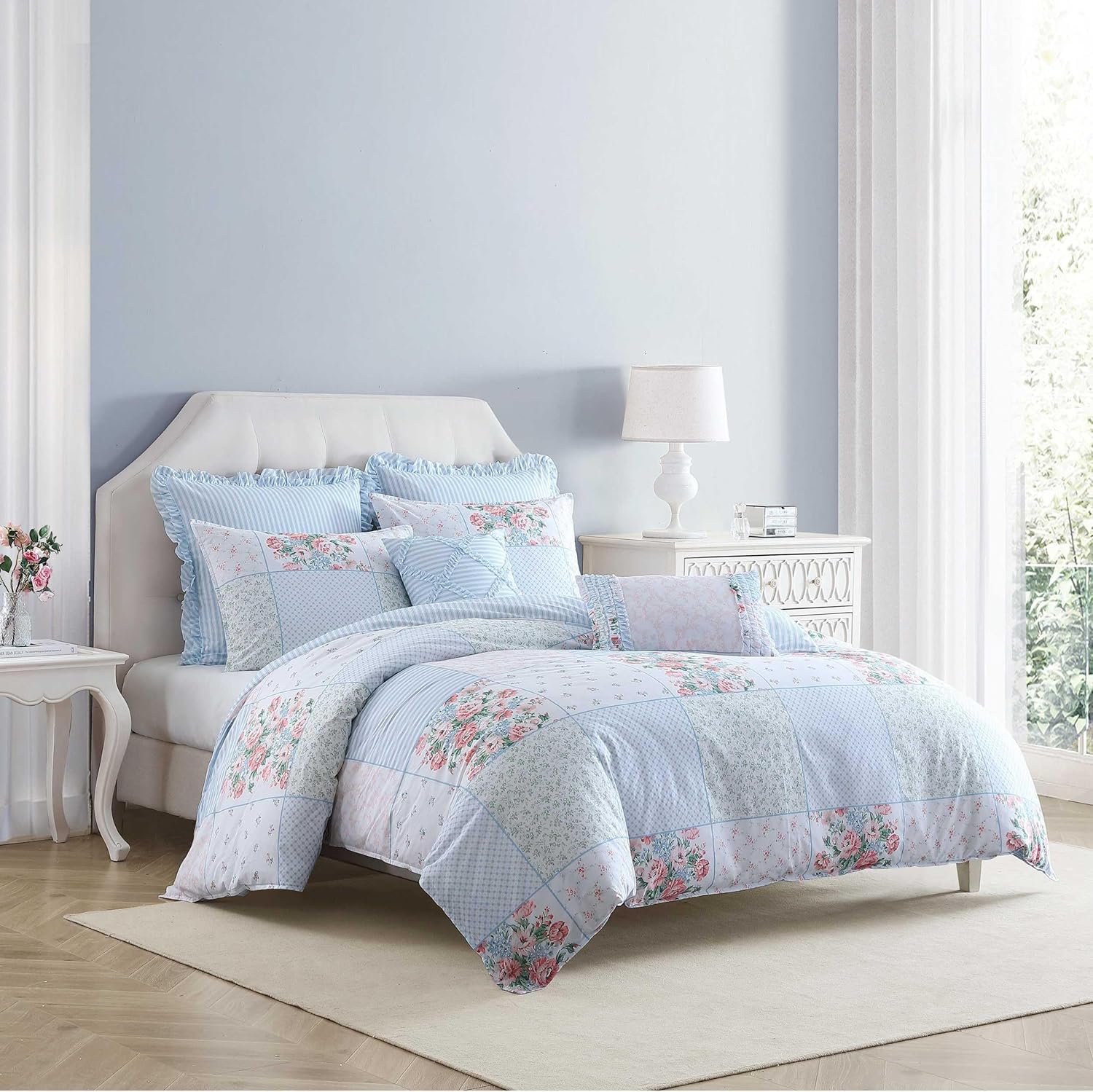 Laura Ashley – Queen Comforter Set, Reversible Floral Bedding with Matching Shams & Bonus Decorative Pillow Covers, Medium Weight, 7-Piece, College Dorm Room Essentials (Hope Patchwork Blue)