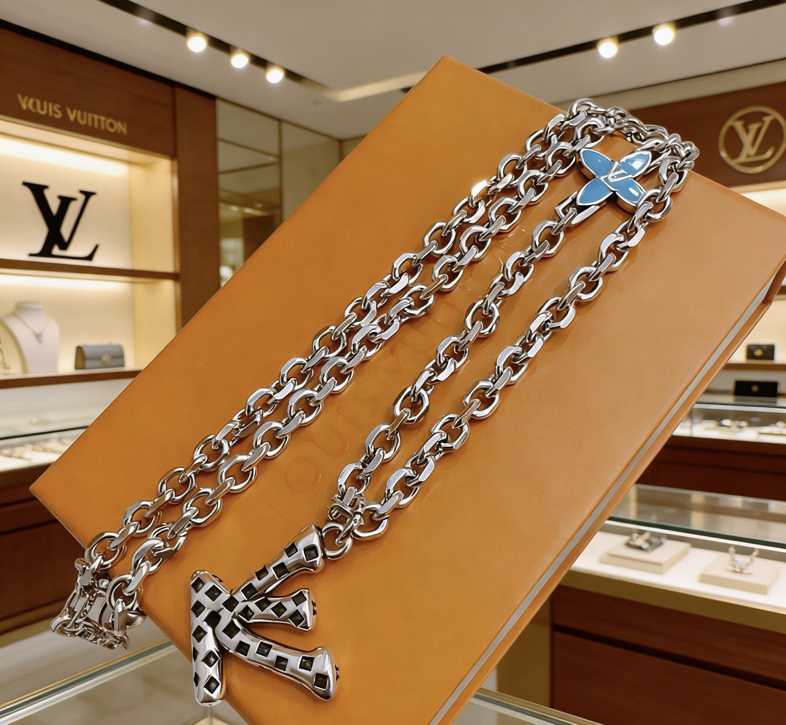 LV necklace-41