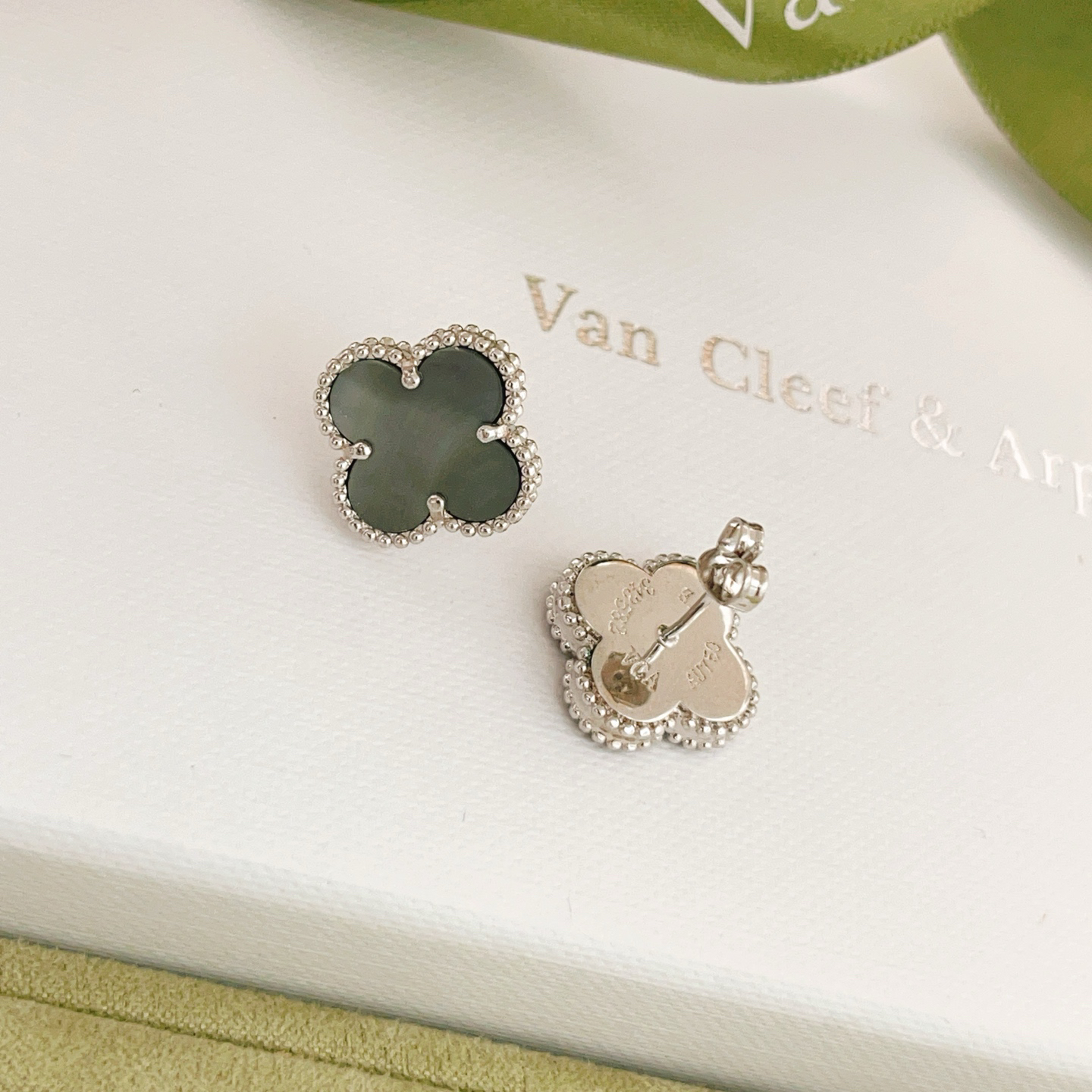 Van Cleef & Arpels earring-44