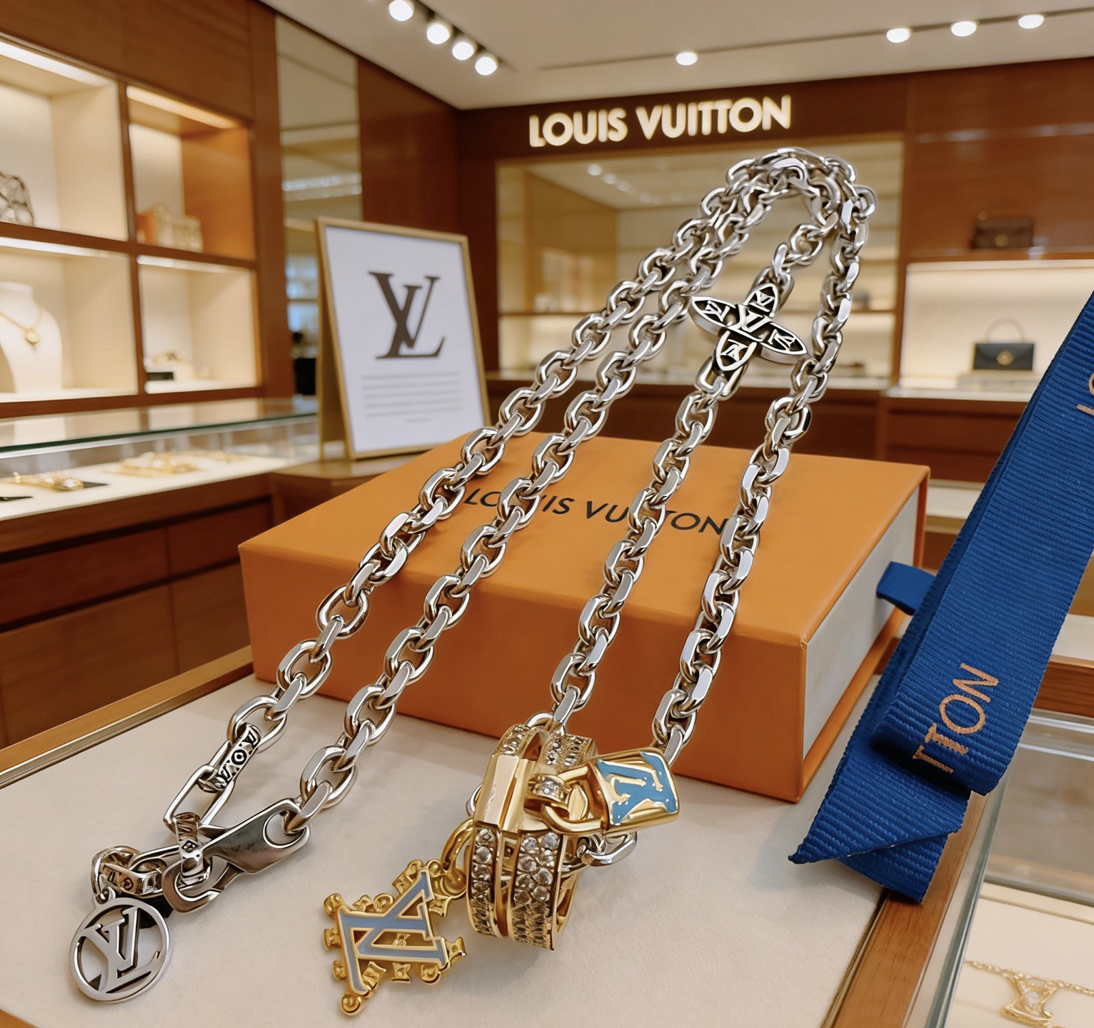 LV necklace-40