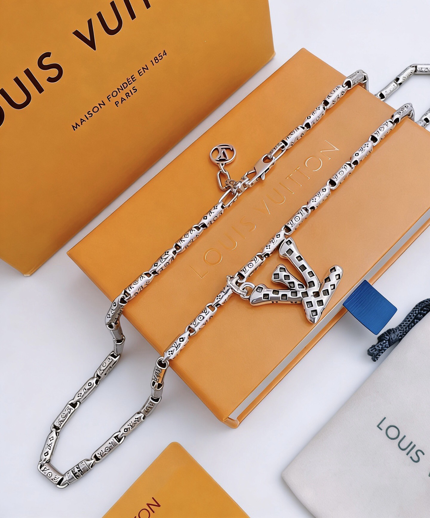 LV necklace-20