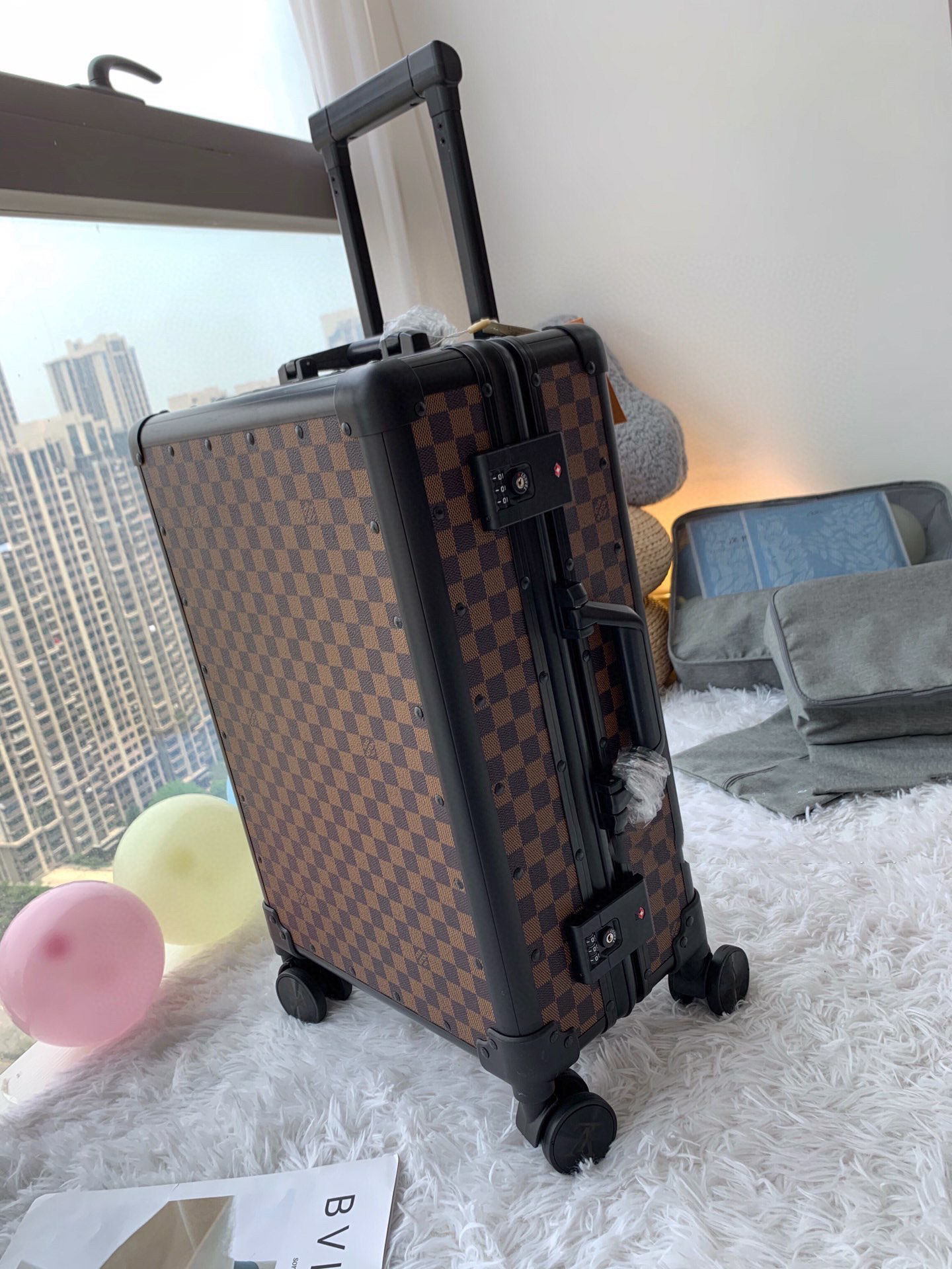 LV luggage-104