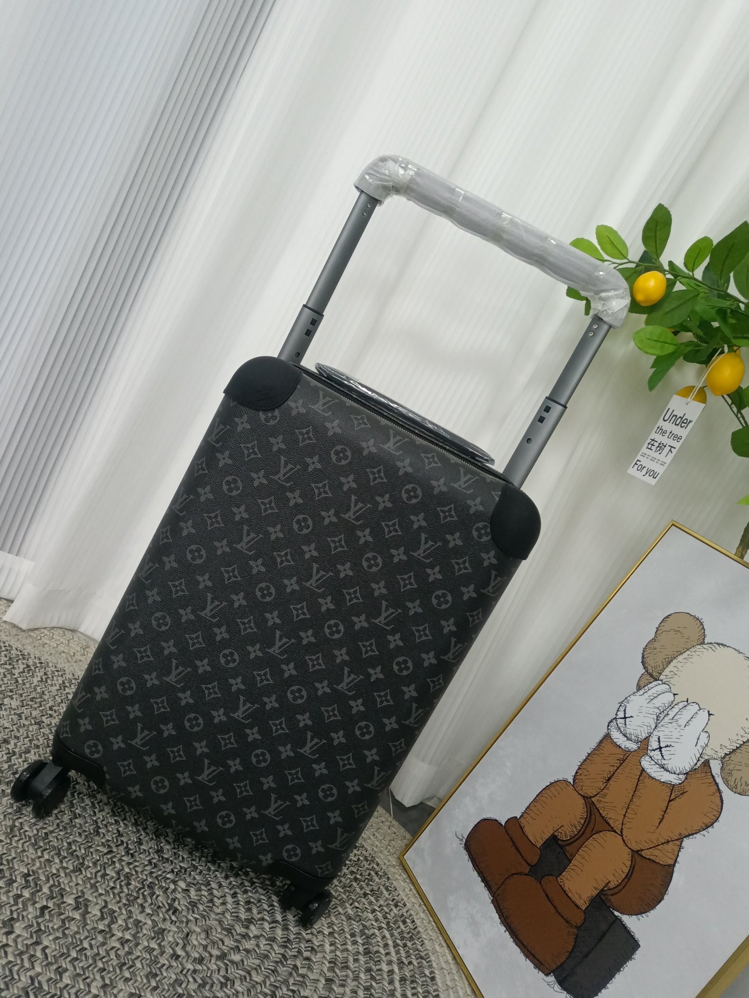 LV luggage-5