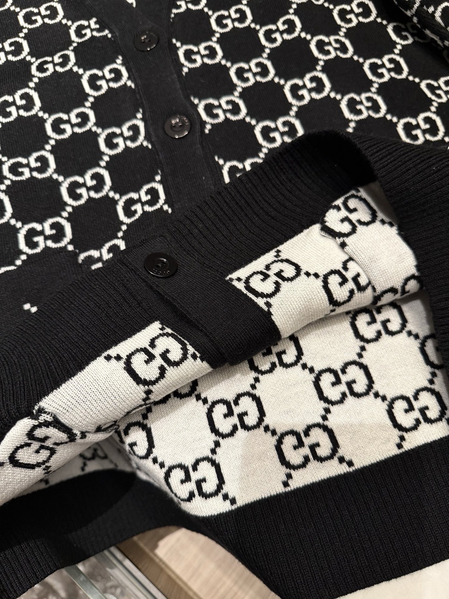 Gucci Clothing-221