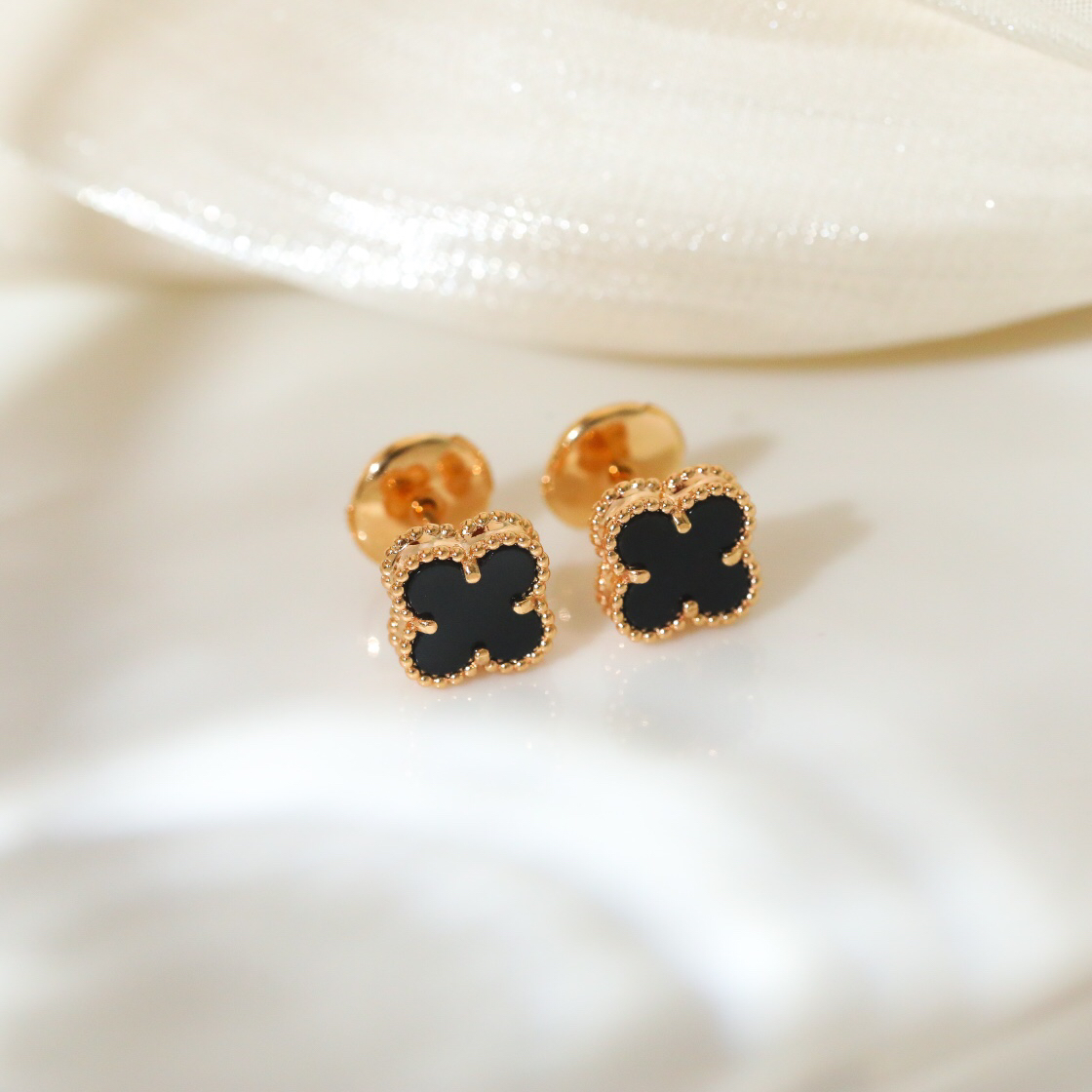 Van Cleef & Arpels earring-54